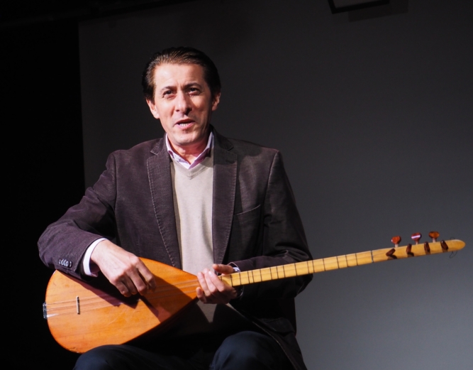 Asir &Ouml;zek mit der Baglama im Konzert