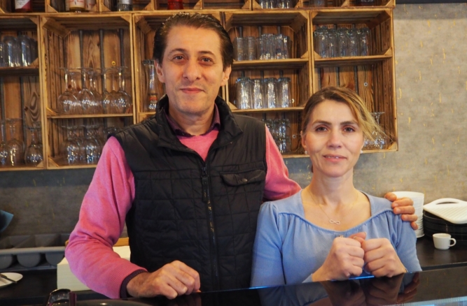 Asir und T&uuml;rkan &Ouml;zek am Tresen des Caf&eacute; Steeedt